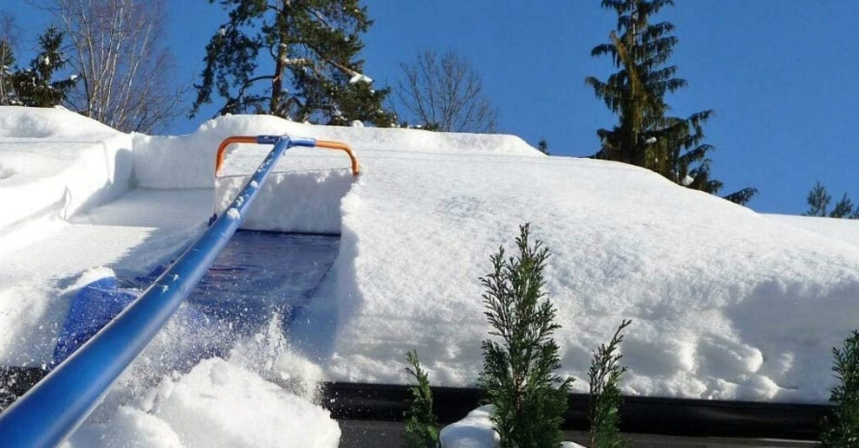 Снять снежок. Приспособление для чистки снега с крыши. Скребок для снега с крыши. Приспособление для уборки снега с крыши теплицы. Скребок-насадка для снятия снега с крыши.
