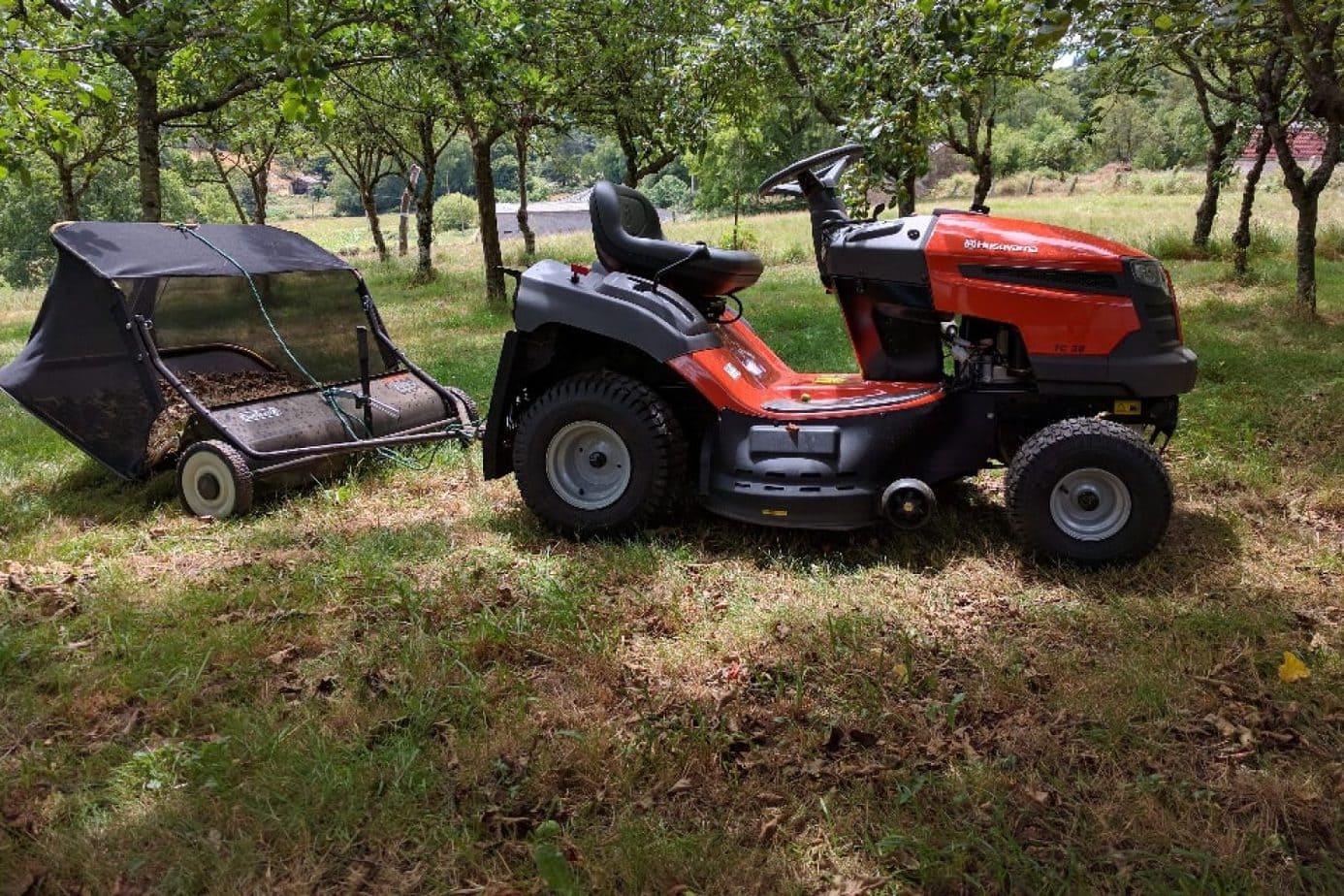 Lawn Sweeper vs Bagger Comparison & 3 Best Models in 2024