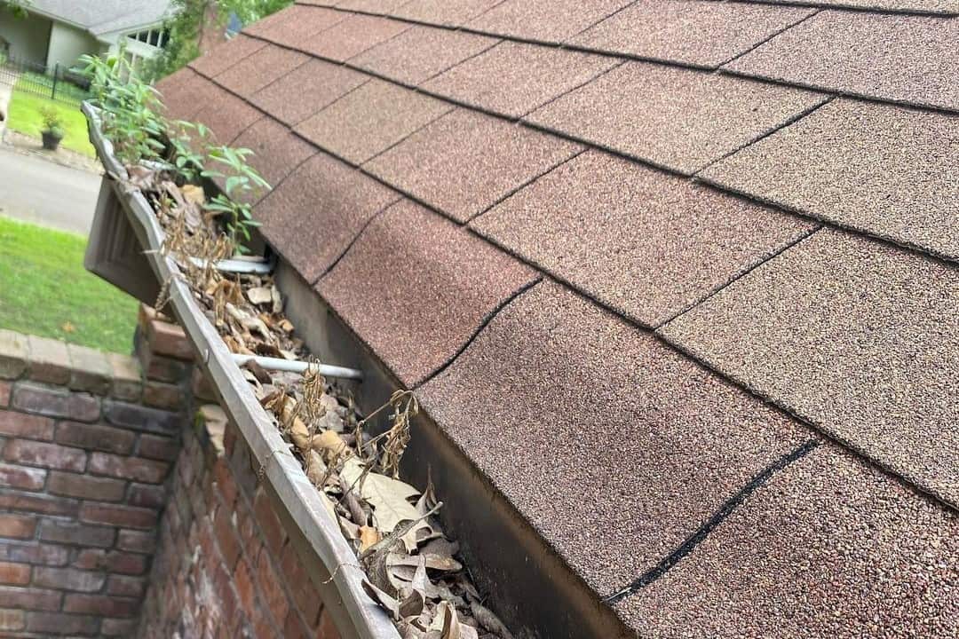 Guide on Cleaning Gutters With Blower