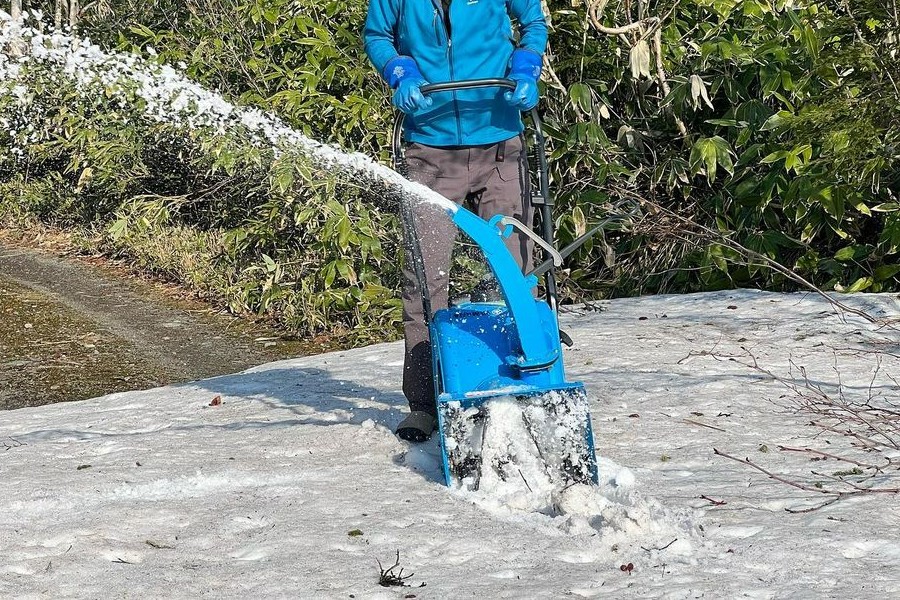 corded-snow-blower-and-man