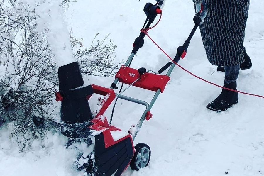 electric-snow-blower-snow-winter