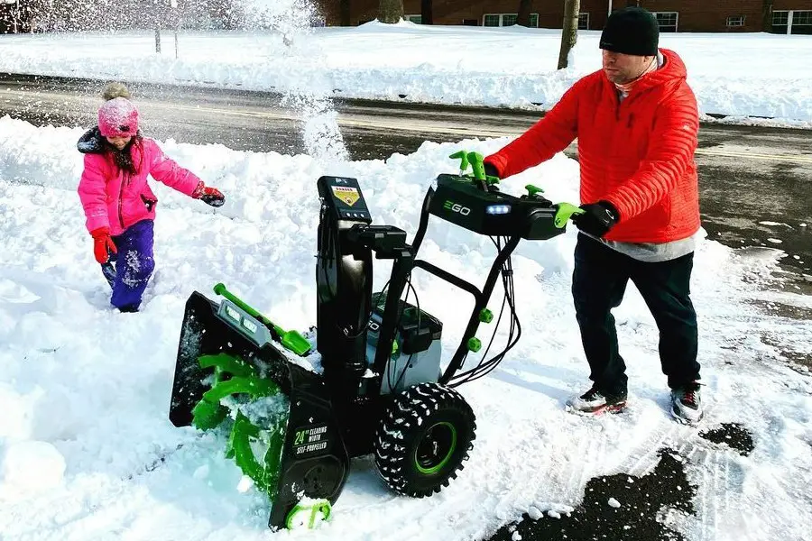 electric-snow-blowers-man-and-child