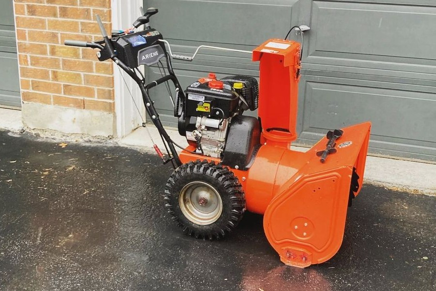 snowblower-and-garage-door