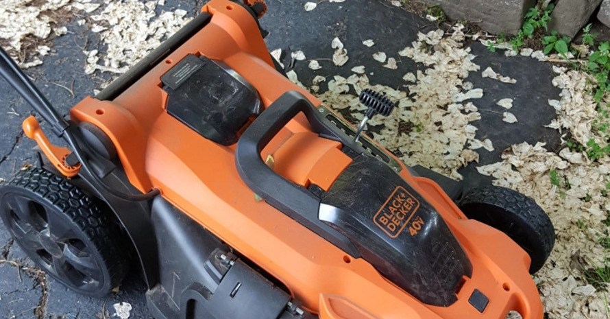 Best Walk Behind Leaf Blower: A Professional Tool for Home Use