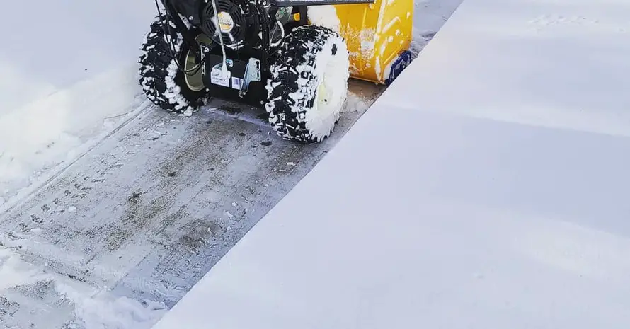 Blower Clean Snowed Road